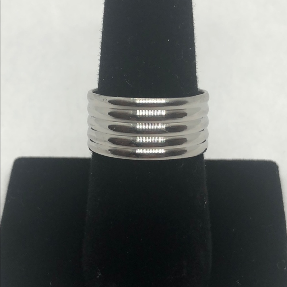 Men’s ring.